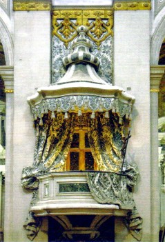 It's damask, right? Wrong. It's all spectacular inlaid marble in Santa Maria Assunta.